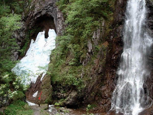Большой Амгинский водопад