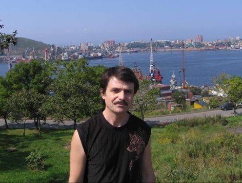 Сергей Иващенко на фоне Владивостока
